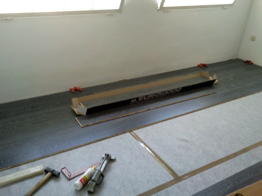 ESCALERA FORRADA CON PARQUET FLOTANTE EUROWOOD ROBLE NEGRO CALÍZO