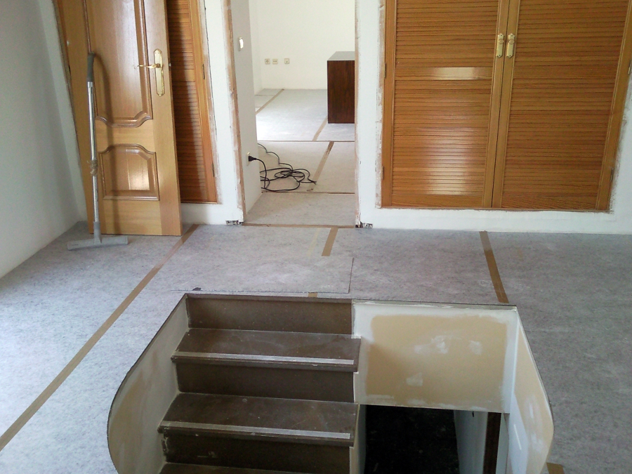 ESCALERA FORRADA CON PARQUET FLOTANTE EUROWOOD ROBLE NEGRO CALÍZO