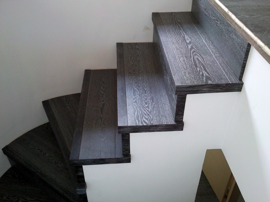 ESCALERA FORRADA CON PARQUET FLOTANTE EUROWOOD ROBLE NEGRO CALÍZO