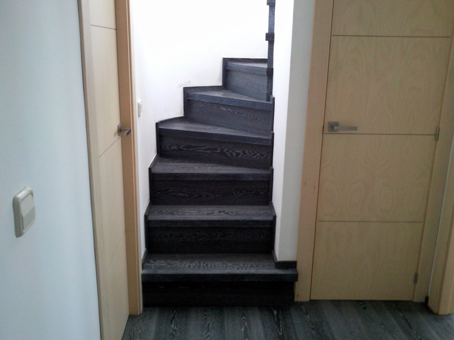 ESCALERA FORRADA CON PARQUET FLOTANTE EUROWOOD ROBLE NEGRO CALÍZO