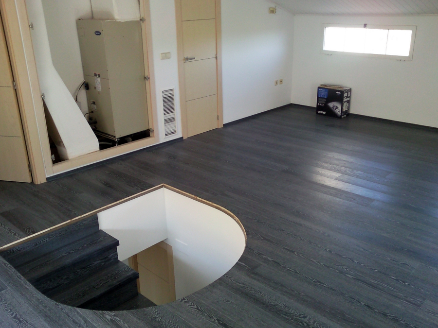 ESCALERA FORRADA CON PARQUET FLOTANTE EUROWOOD ROBLE NEGRO CALÍZO