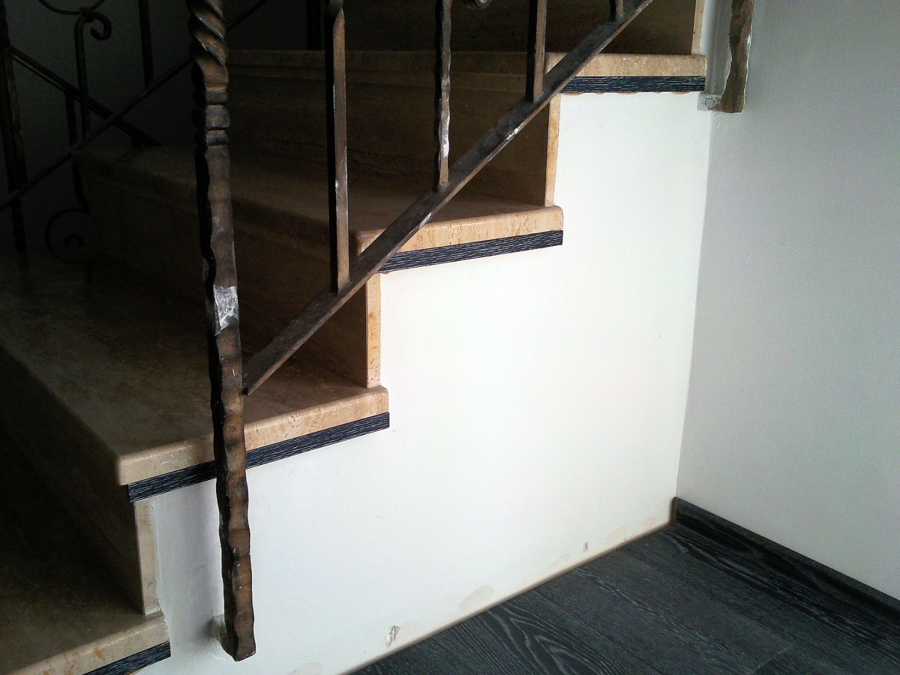 ESCALERA FORRADA CON PARQUET FLOTANTE EUROWOOD ROBLE NEGRO CALÍZO