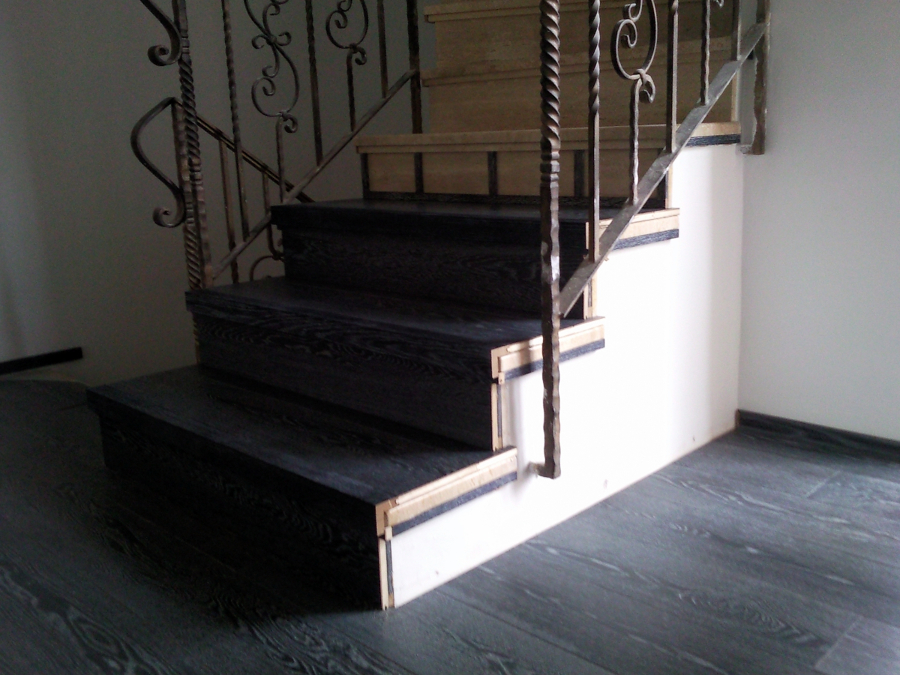 ESCALERA FORRADA CON PARQUET FLOTANTE EUROWOOD ROBLE NEGRO CALÍZO