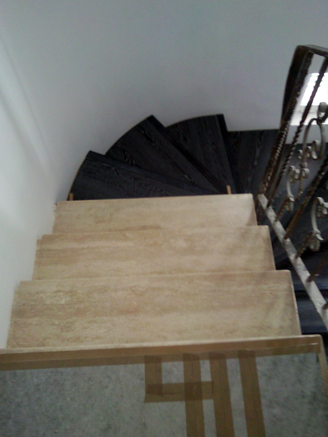 ESCALERA FORRADA CON PARQUET FLOTANTE EUROWOOD ROBLE NEGRO CALÍZO