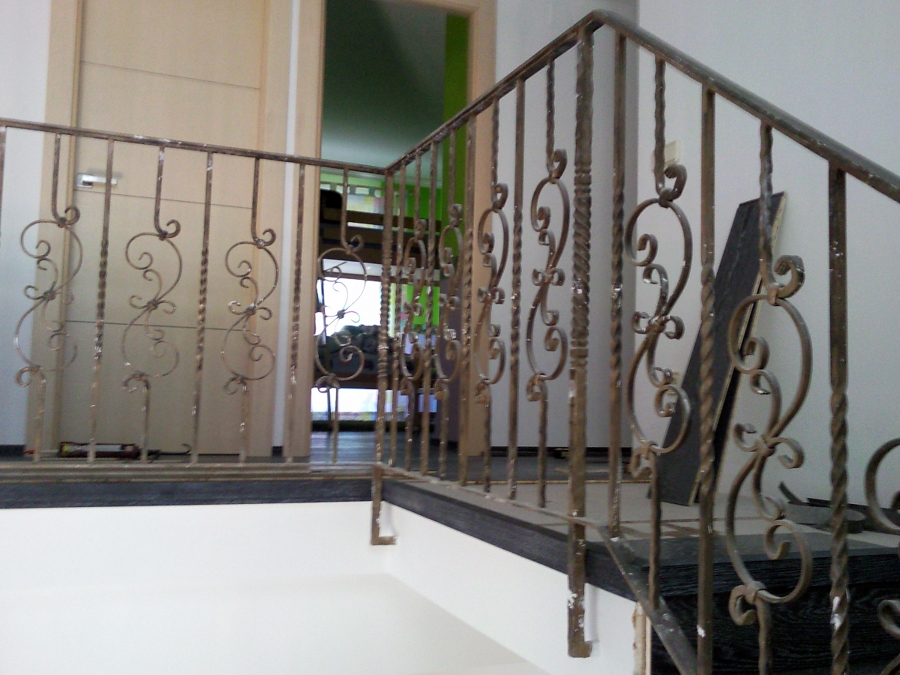 ESCALERA FORRADA CON PARQUET FLOTANTE EUROWOOD ROBLE NEGRO CALÍZO