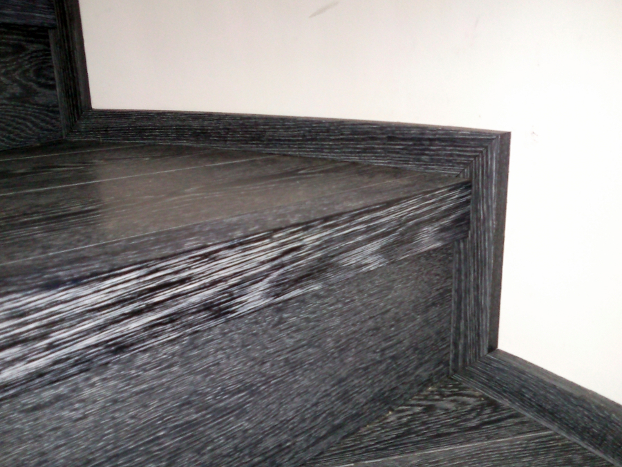 ESCALERA FORRADA CON PARQUET FLOTANTE EUROWOOD ROBLE NEGRO CALÍZO