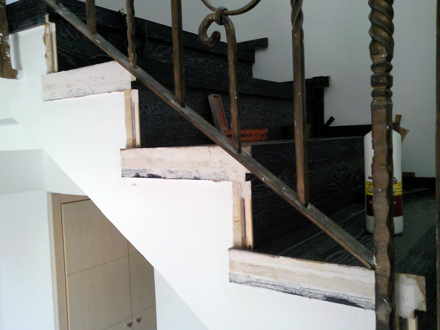 ESCALERA FORRADA CON PARQUET FLOTANTE EUROWOOD ROBLE NEGRO CALÍZO