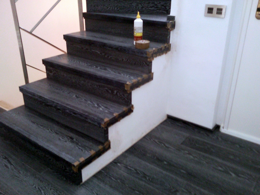 ESCALERA FORRADA CON PARQUET FLOTANTE EUROWOOD ROBLE NEGRO CALÍZO
