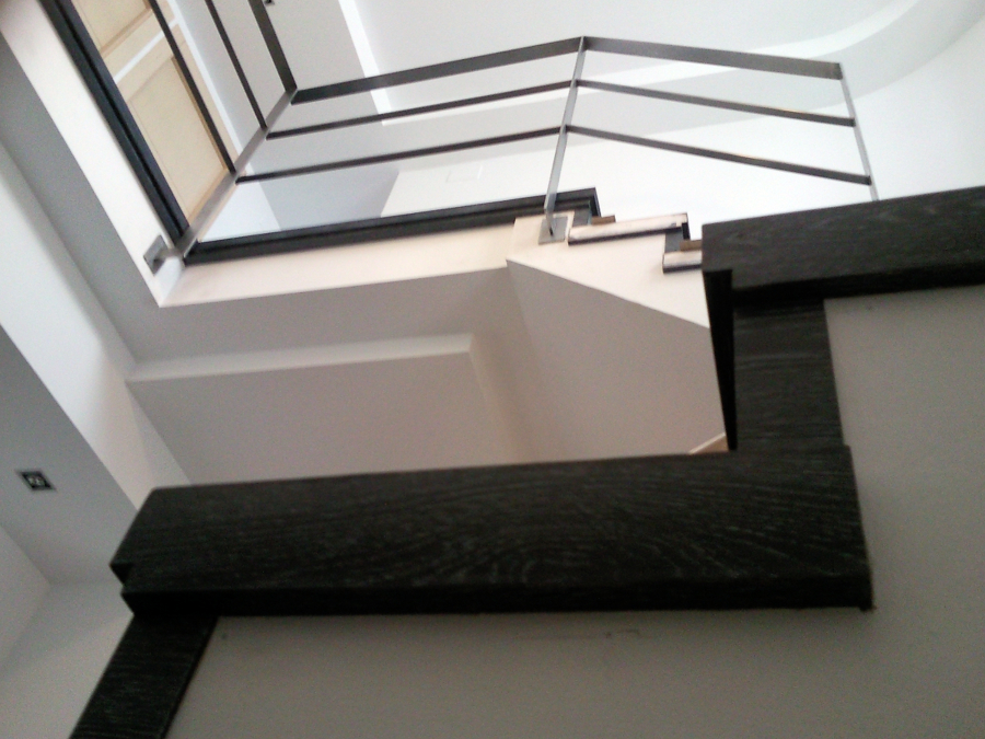 ESCALERA FORRADA CON PARQUET FLOTANTE EUROWOOD ROBLE NEGRO CALÍZO