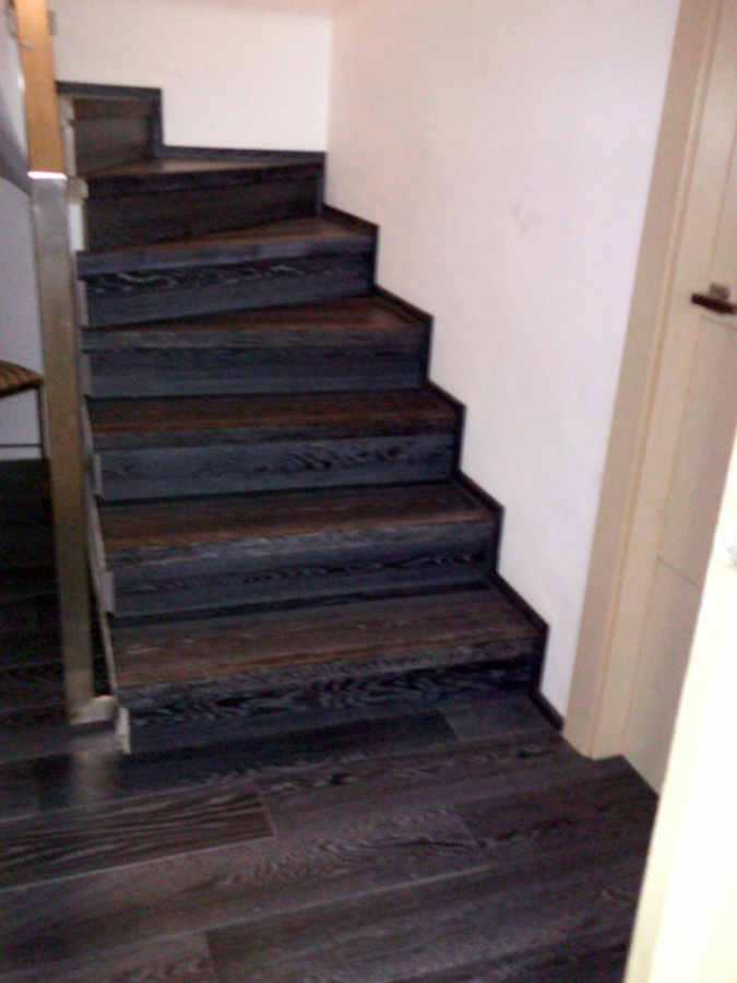 ESCALERA FORRADA CON PARQUET FLOTANTE EUROWOOD ROBLE NEGRO CALÍZO