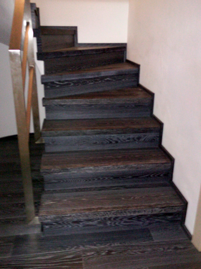 ESCALERA FORRADA CON PARQUET FLOTANTE EUROWOOD ROBLE NEGRO CALÍZO