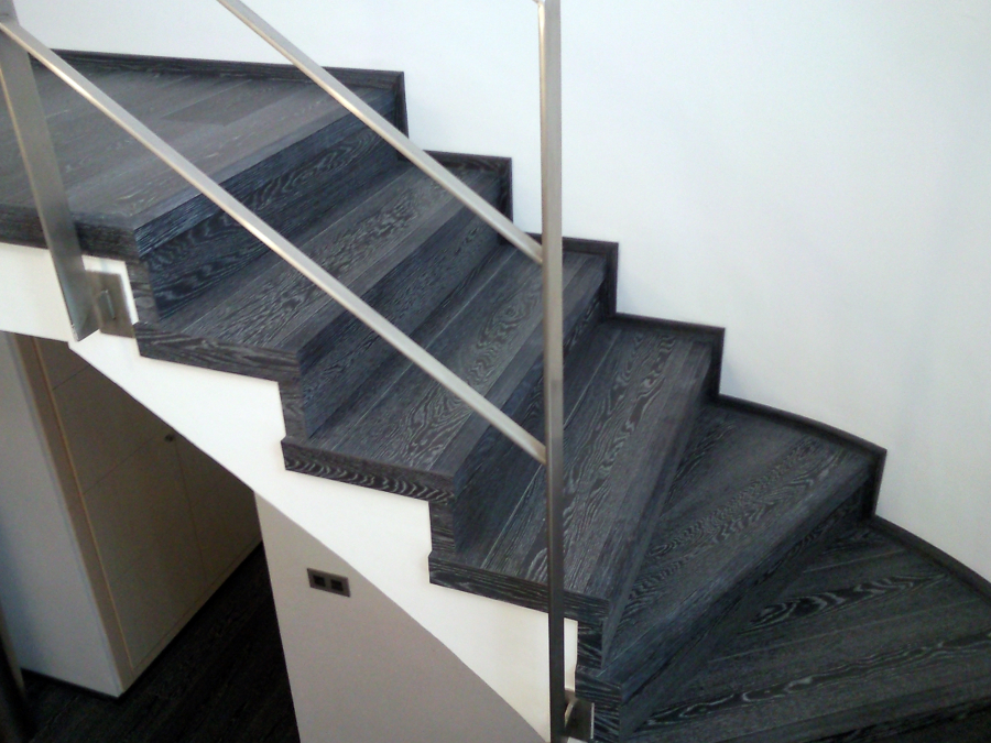 ESCALERA FORRADA CON PARQUET FLOTANTE EUROWOOD ROBLE NEGRO CALÍZO