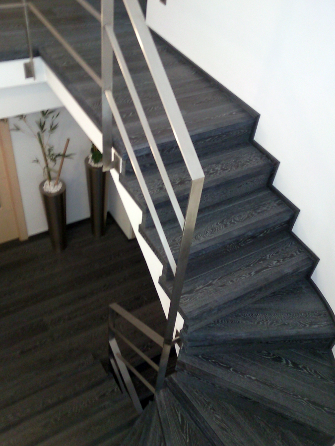 ESCALERA FORRADA CON PARQUET FLOTANTE EUROWOOD ROBLE NEGRO CALÍZO