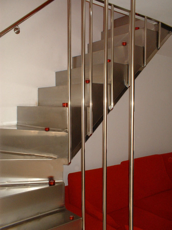 Escalera forrada en inox. 