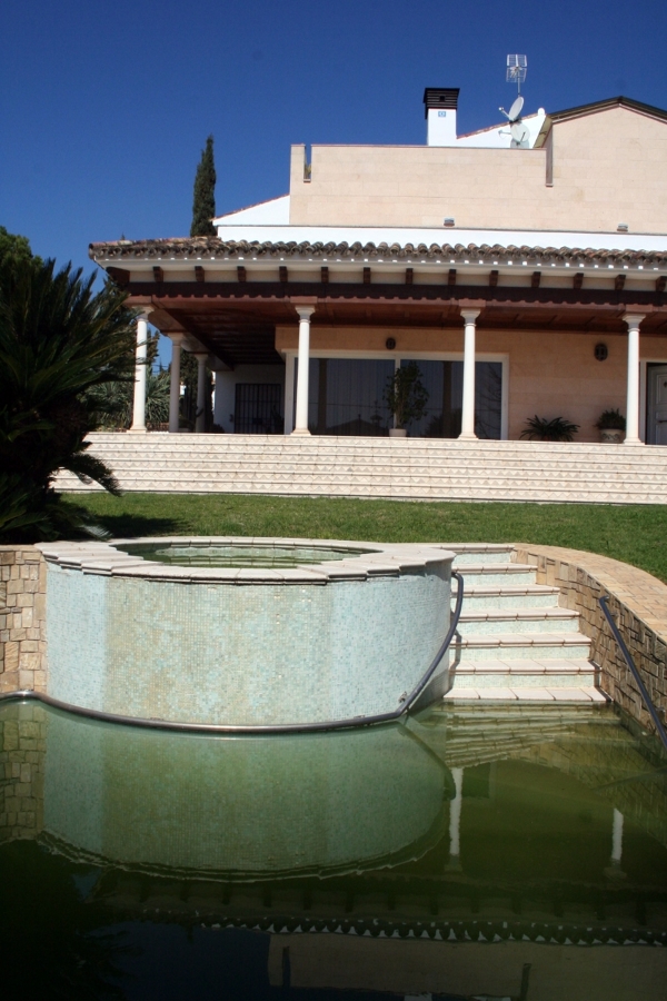 Escalera - fuente de la piscina