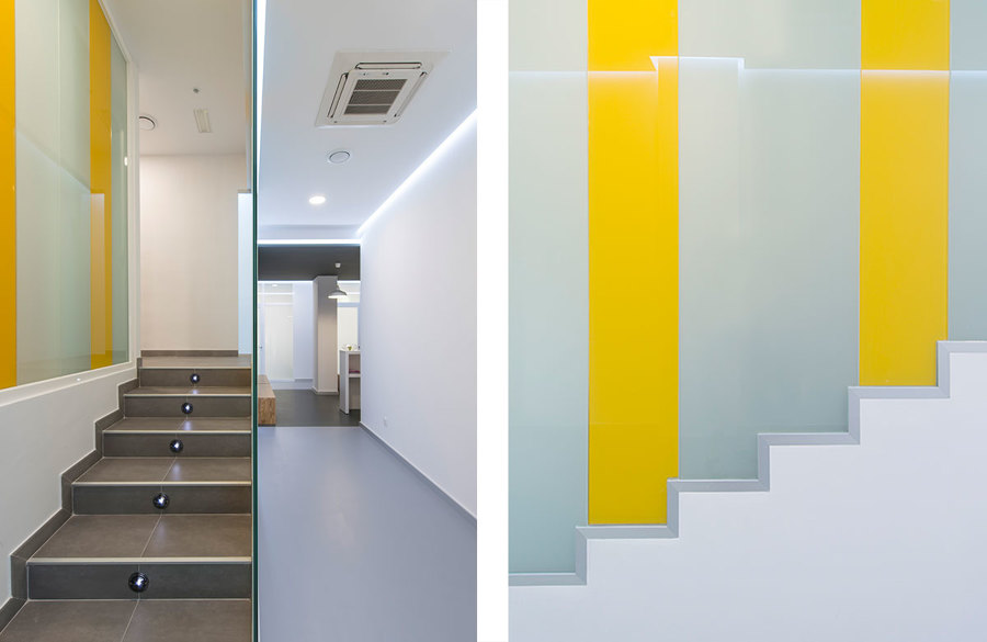 Escalera hacia zonas de acceso privado