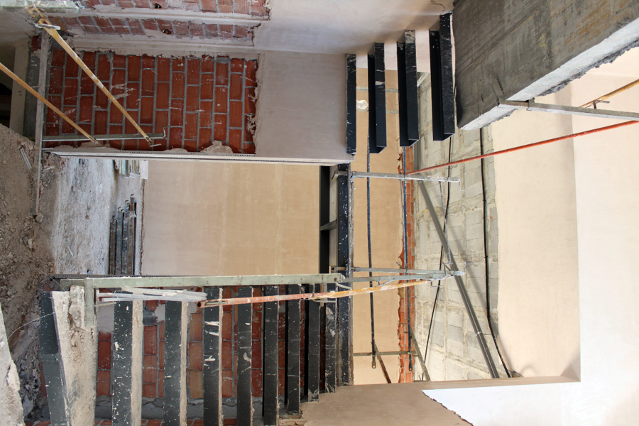 Escalera interior metálica