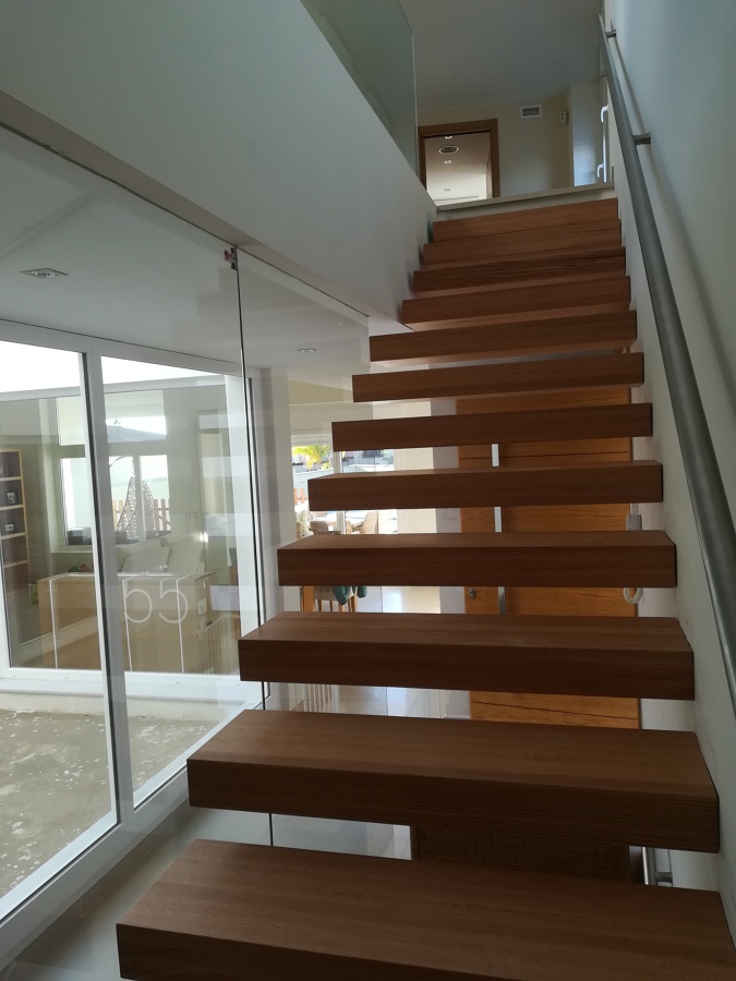 Escalera interior peldaños madera