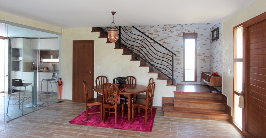 Escalera madera en salón