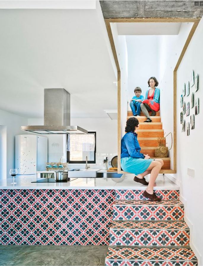 escalera que puede ser utilizada como mesa