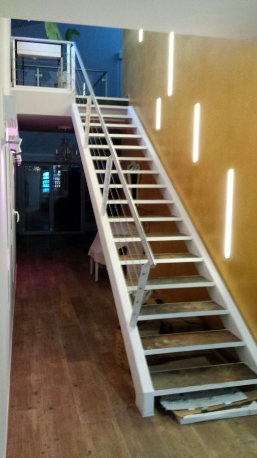 ESCALERA METÁLICA CON BARANDILLA DE CABLE DE ACERO