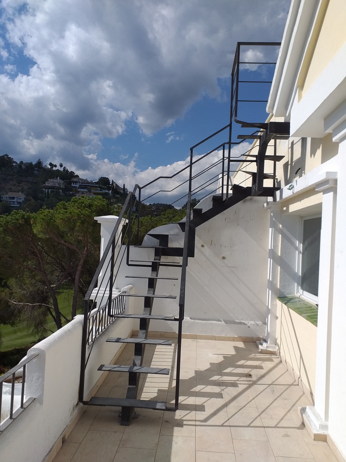 Escalera metálica con terminación madera