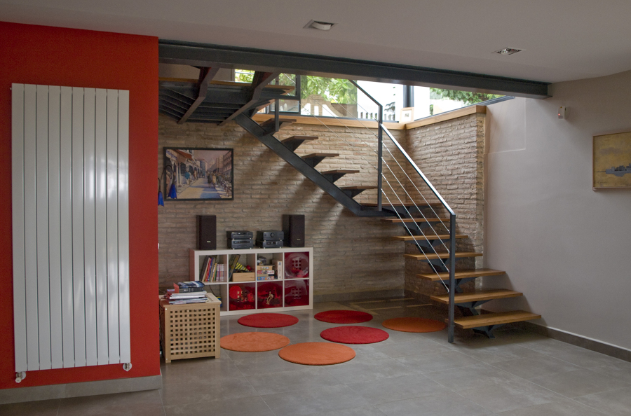 Escalera nueva de acceso a la llanta inferior