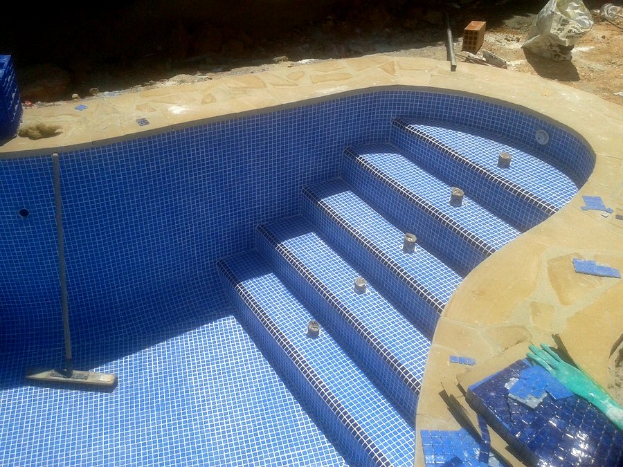 Escalera piscina .