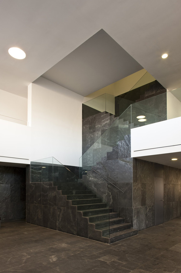 Escalera principal de edificio judicial