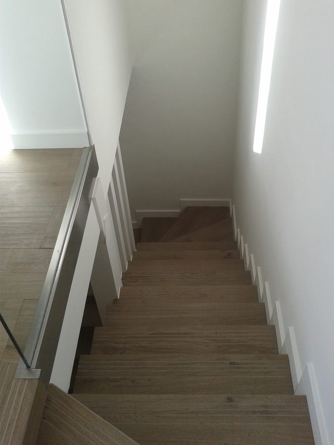 ESCALERA QUE COMUNICA PRIMER PISO Y PLANTA BAJA