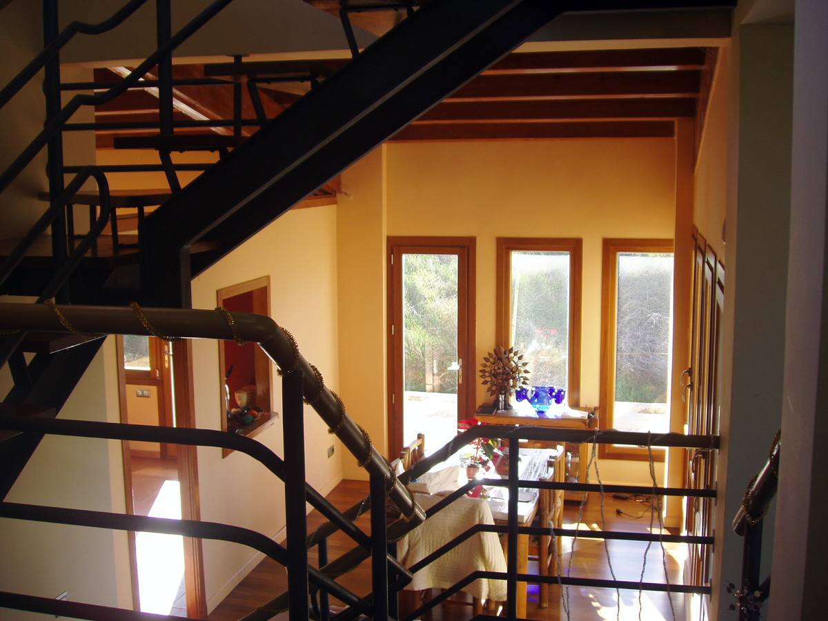 Escalera que conecta los niveles