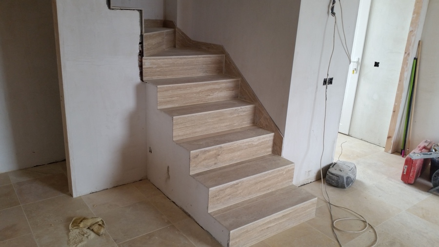 escalera recibida de marmol natural