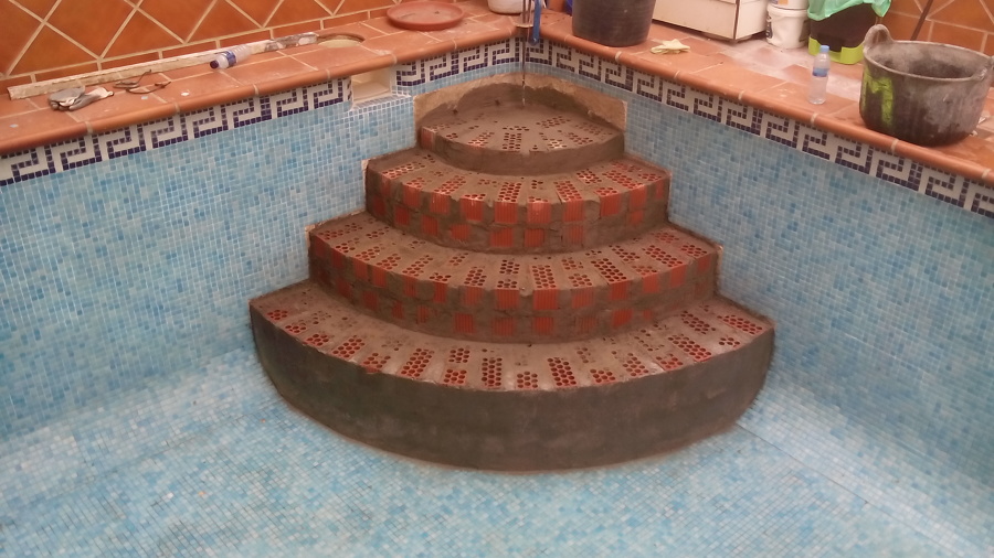 Escalera redonda de piscina.