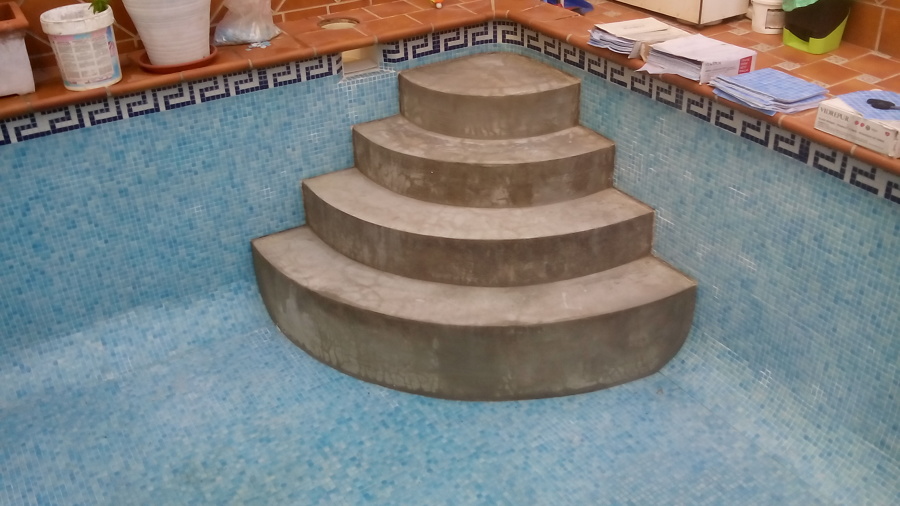 Escalera redonda de piscina.