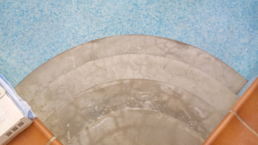 Escalera redonda de piscina.