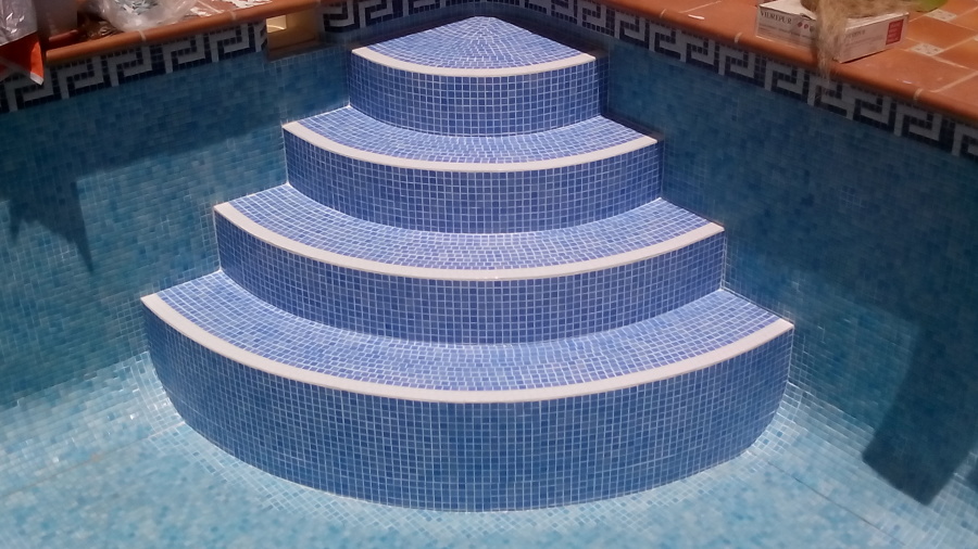 Escalera redonda de piscina.