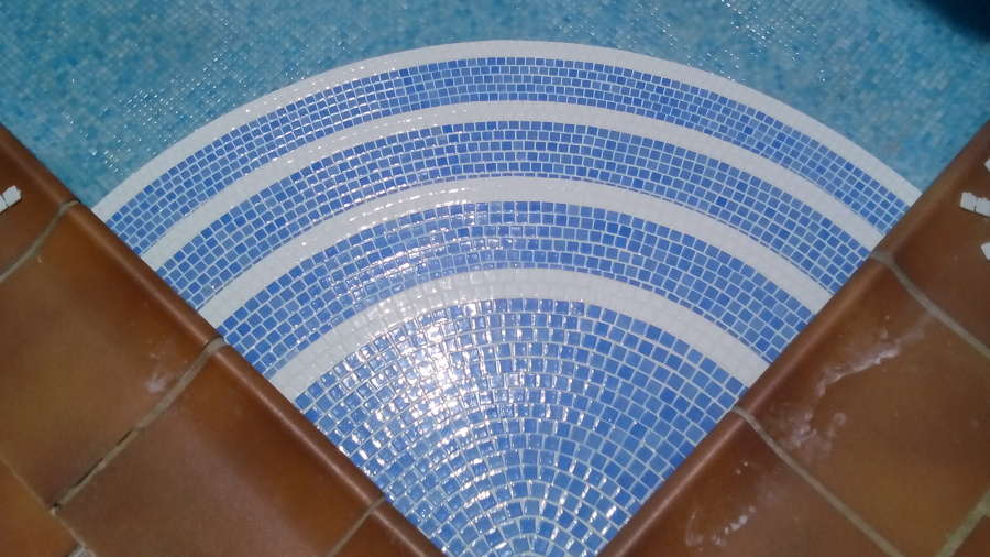 Escalera redonda de piscina.