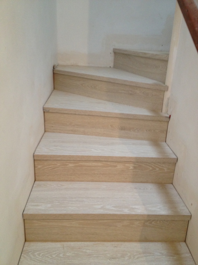 escalera revestida en tarima de  8mm grueso 