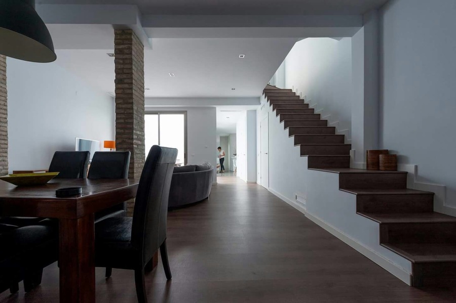 escalera+salón-comedor, cocina de fondo