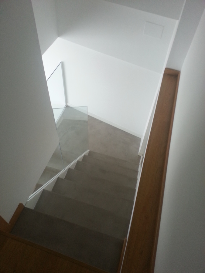 Escalera Vidrio y  Microcemento