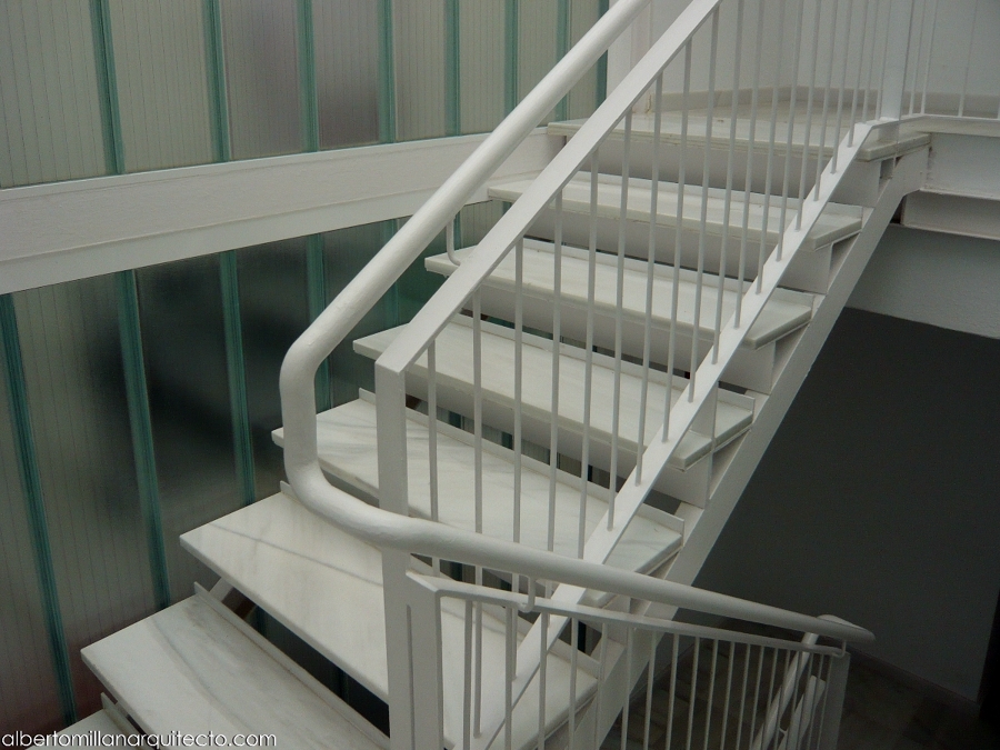 Escalera y barandilla con pasamanos continuo. 