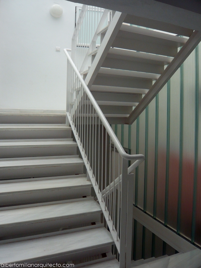 Escalera y barandilla con pasamanos continuo. 