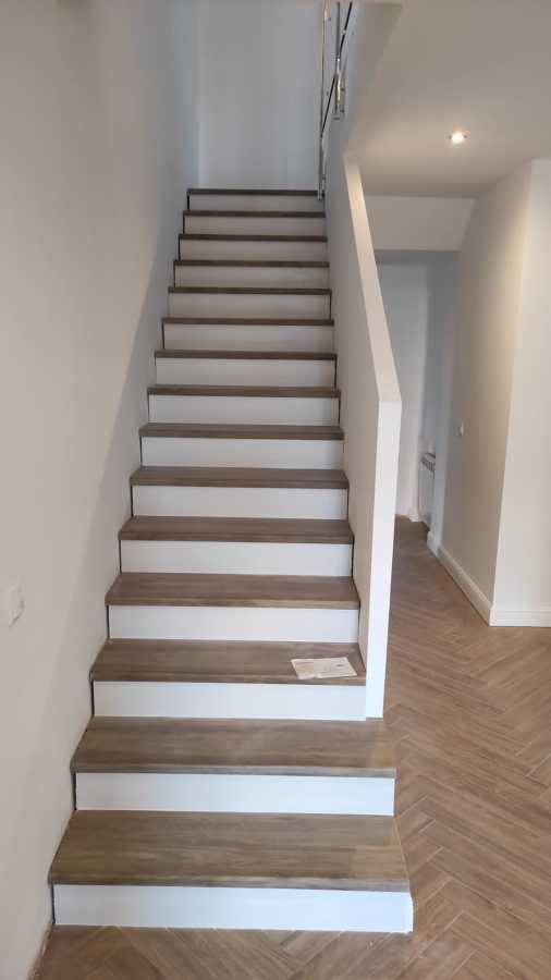 ESCALERA Y BARANDILLA DE OBRA