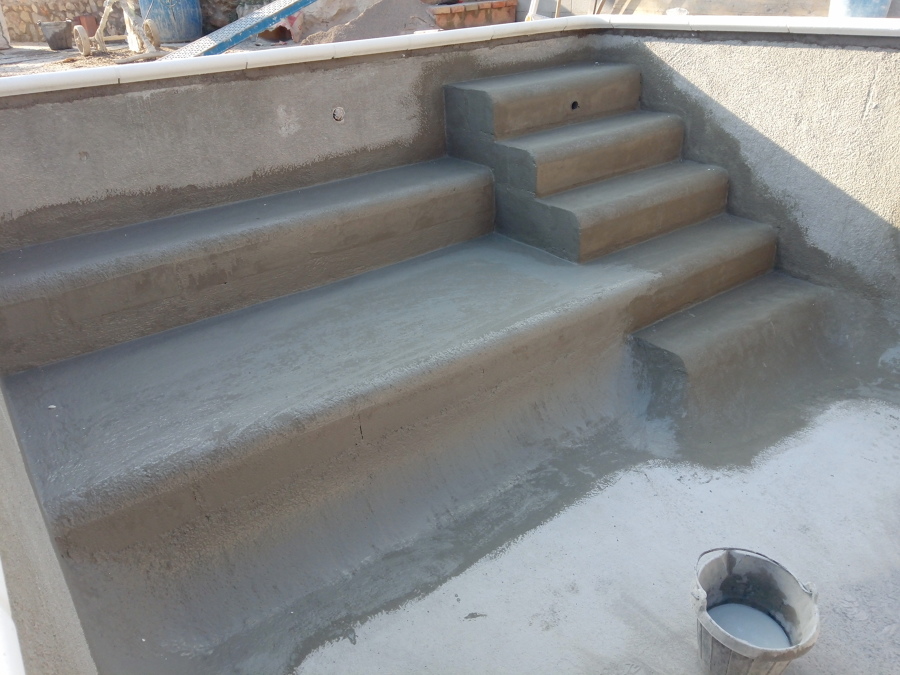 Escalera y doble banco terminados e impermeabilizados.