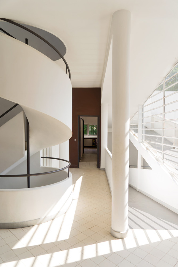 escalera y entrada villa saboya