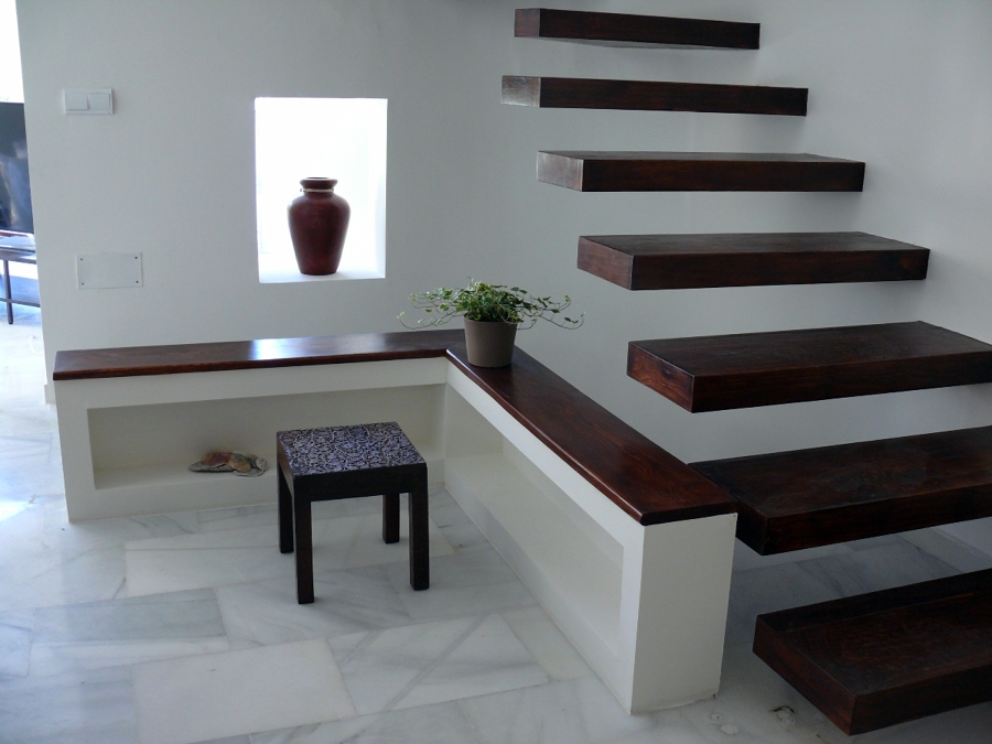 Escalera y mueble en pladur con detalles decorativos.