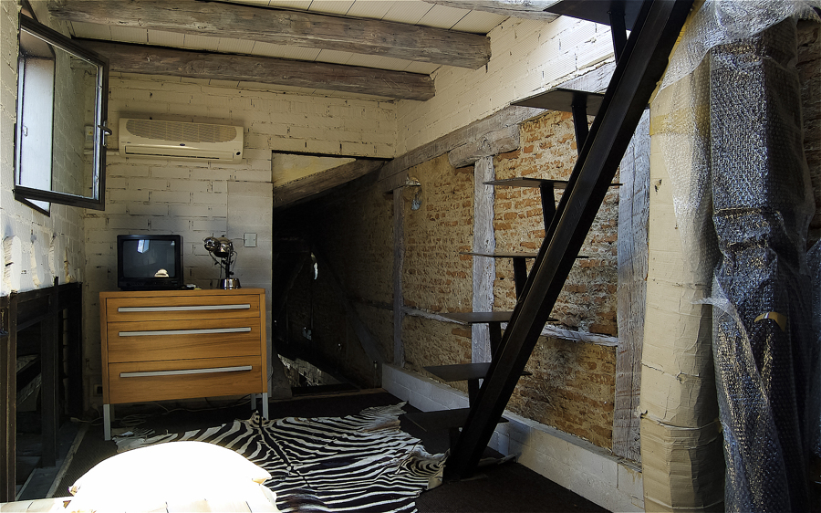 Escalera en dormitorio