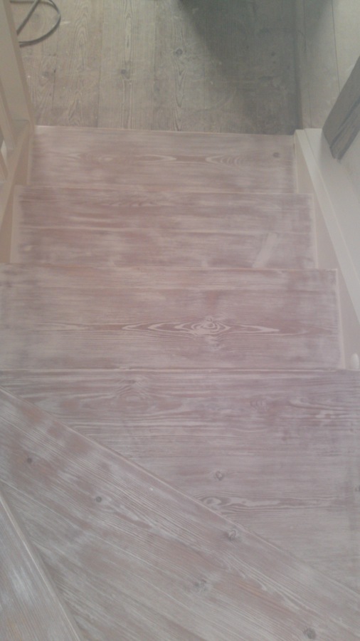 escaleras desde el atico a1º planta , pino sin acuchillar