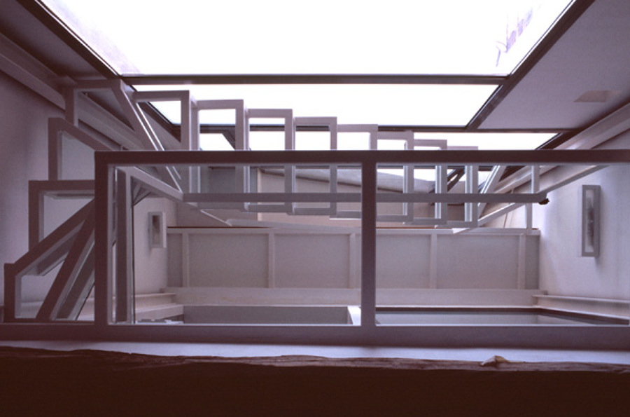 Escaleras acceso plantas superiores