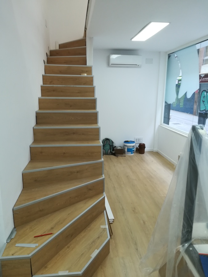 Escaleras al piso superior forradas con suelo laminado